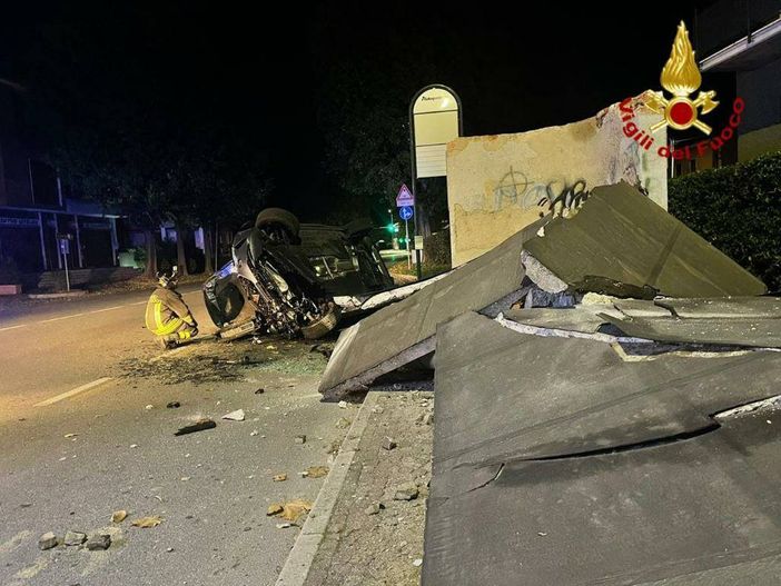 Brianza: auto esce di strada e abbatte la pensilina di cemento degli autobus Brianza: auto esce di strada e abbatte la pensilina di cemento degli autobus