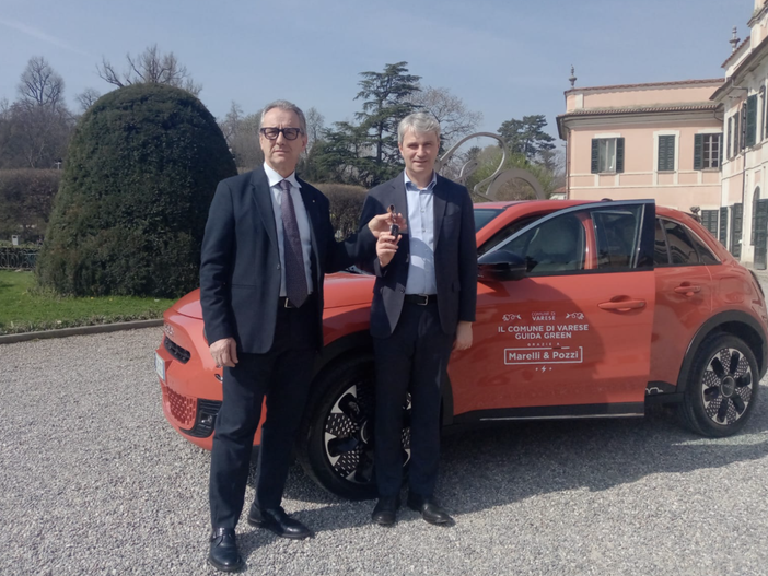 FOTO. Il Comune di Varese guida green: un'auto elettrica per Palazzo Estense