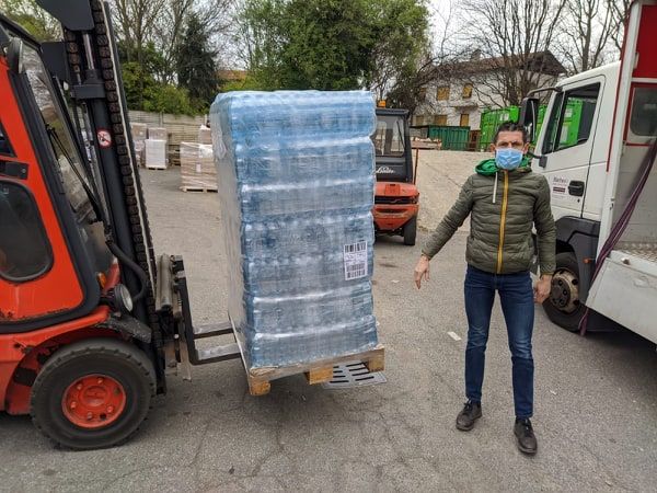 Coronavirus. Un bancale da 1512 bottigliette d'acqua minerale per il personale dell'ospedale di Varese Coronavirus. Un bancale da 1512 bottigliette d'acqua minerale per il personale dell'ospedale di Varese