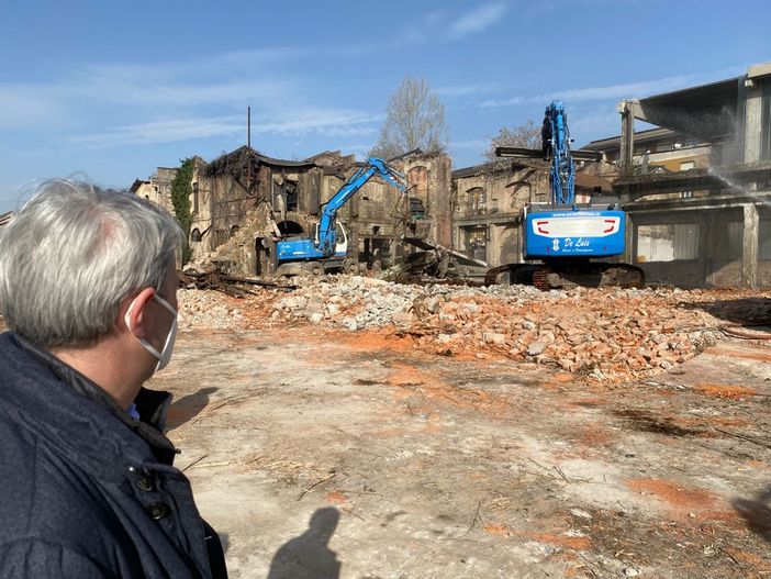 VIDEO. Giù l'ex fonderia di via Bainsizza. «Dove c'era degrado e abbandono nasce la speranza di una Varese migliore»