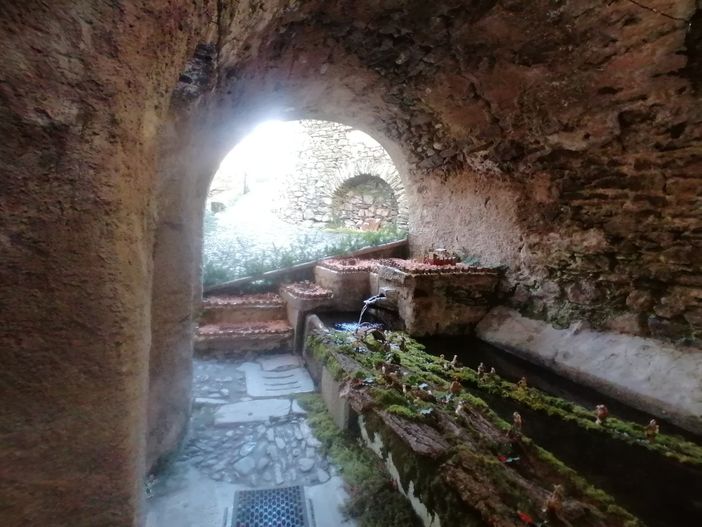 Il presepe realizzato nell'antico lavatoio di Garabiolo a Maccagno