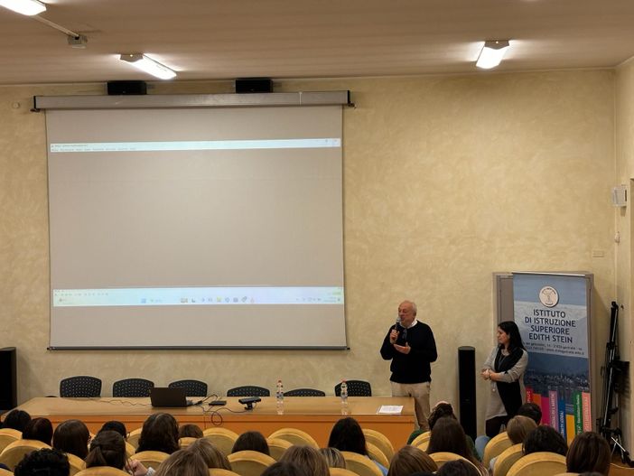 Gli studenti dello Stein di Gavirate incontrano lo psichiatra Isidoro Cioffi Gli studenti dello Stein di Gavirate incontrano lo psichiatra Isidoro Cioffi