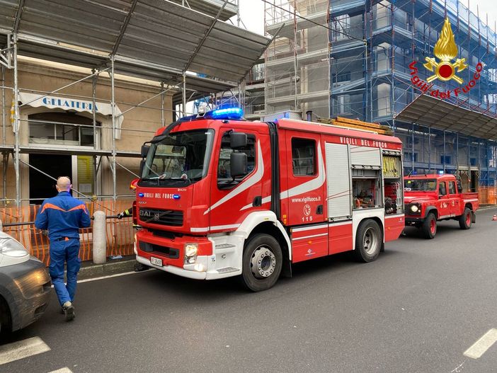 Il contatore elettrico di un negozio prende fuoco, paura a Germignaga