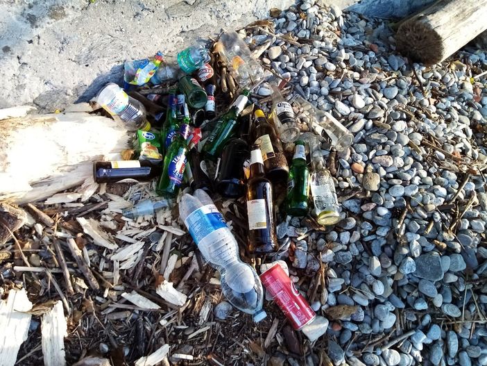 Germignaga, le spiagge invase dai rifiuti la domenica sera