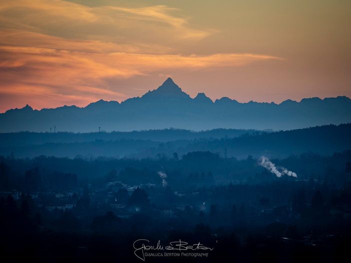 Nell'immagine di Gianluca Bertoni il Monviso visto da Varese