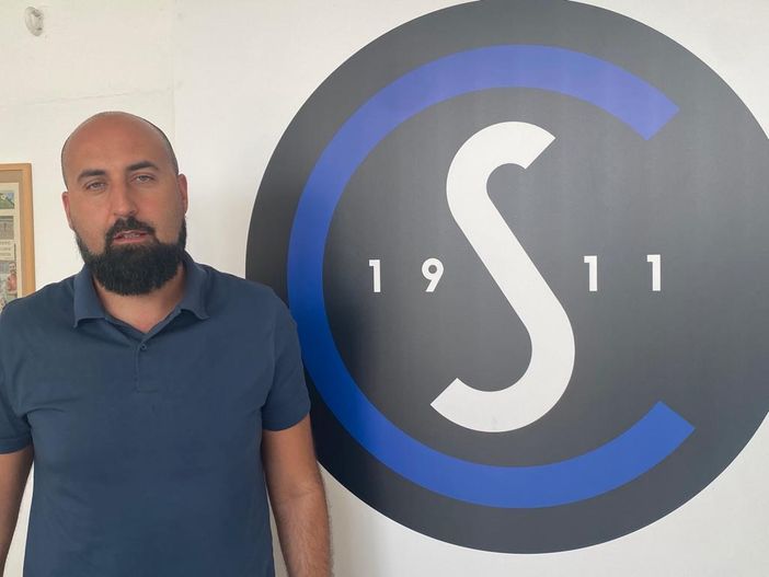 Carmine Gorrasi, 42 anni, direttore generale della Solbiatese accanto al nuovo logo studiato dal presidente Silvia Gatti. Sotto nella gallery il simbolo Scapinello con il vivaio nerazzurro al Chinetti