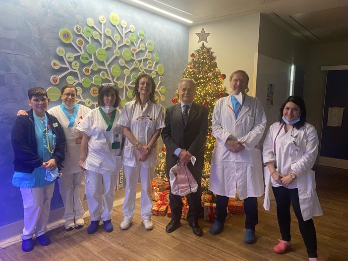 Anche all'Ospedale Del Ponte "Una carezza per Natale" Anche all'Ospedale Del Ponte "Una carezza per Natale"