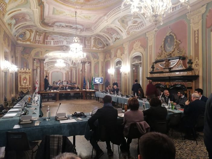 Tensione in consiglio comunale: maggioranza e opposizione fanno mancare il numero legale al primo appello