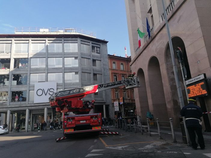 FOTO. Vigili del fuoco in azione in piazza Monte Grappa: area transennata e verifica su un edificio