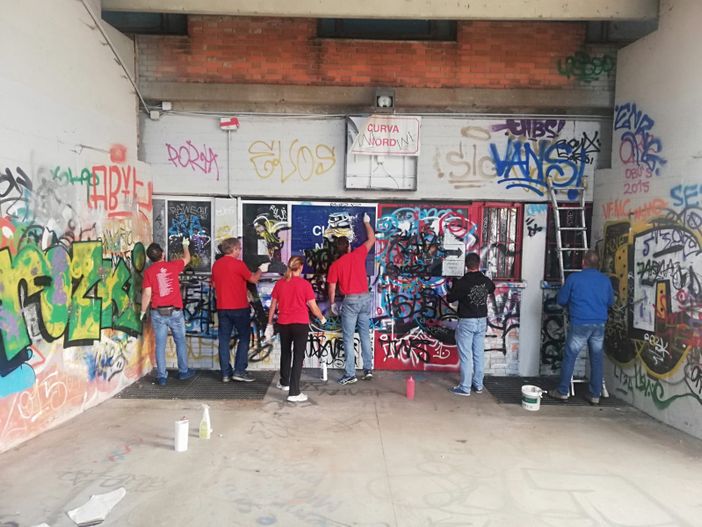 FOTO. Il cuore e la missione de "Il basket siamo noi" sono sempre più grandi: ripulito ancora il palazzetto, presto nuove sfide in città