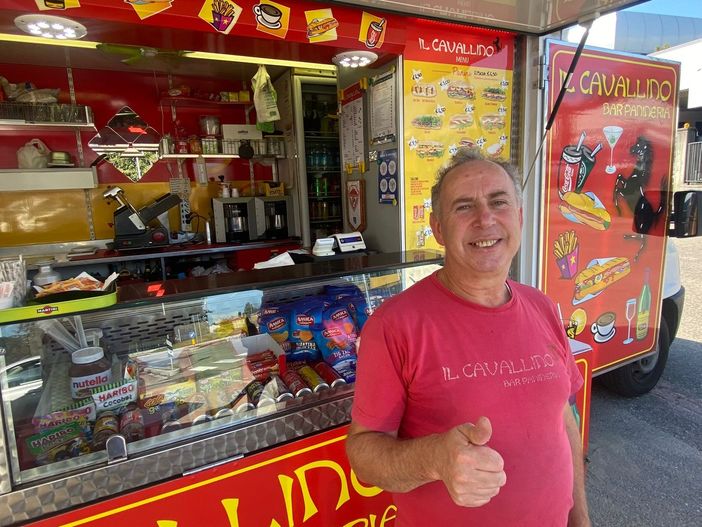 Michele Scaringella con la sua panineria volante "Il Cavallino" si trova ogni giorno a Brunello oltre che nel piazzale del palazzetto per le partite della Pallacanestro Varese e davanti alla tribuna del Franco Ossola quando gioca il Varese