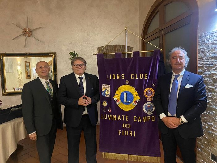 Il Cav. Past Governatore Danilo Francesco Guerini Rocco, l’editore Lion Enrico Anghilante ed il Presidente del Lions Club Luvinate Campo dei Fiori Paolo Benzi Robio Il Cav. Past Governatore Danilo Francesco Guerini Rocco, l’editore Lion Enrico Anghilante ed il Presidente del Lions Club Luvinate Campo dei Fiori Paolo Benzi Robio