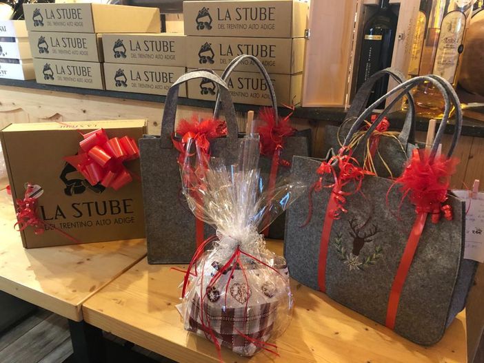 Alla Stube del Trentino golosi cesti di Natale, splendide idee regalo per la casa e… il romantico vischio