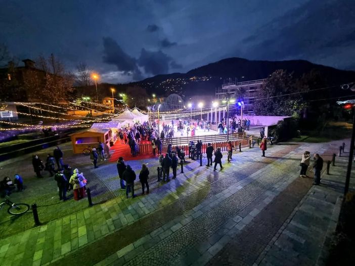 Pista del ghiaccio, luminarie e l'Albero sul lungolago hanno acceso il Natale di Lavena Ponte Tresa Pista del ghiaccio, luminarie e l'Albero sul lungolago hanno acceso il Natale di Lavena Ponte Tresa