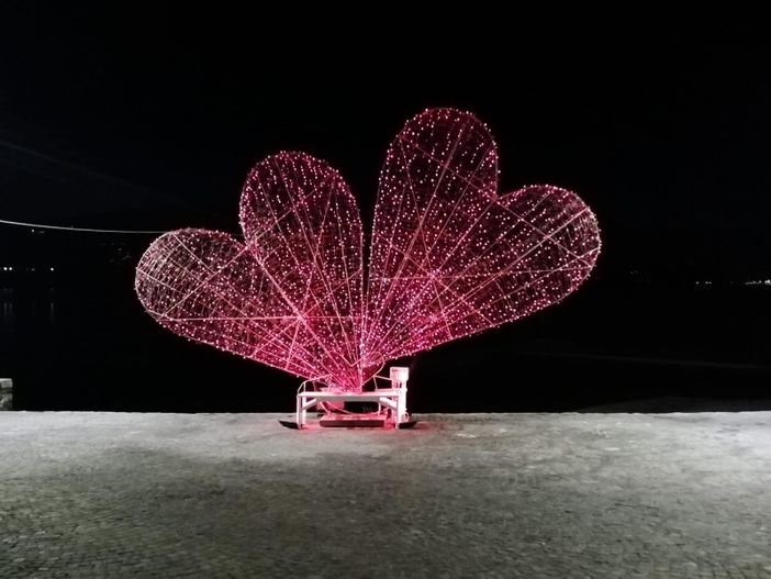 I cuori giganti sul lungolago di Laveno Mombello