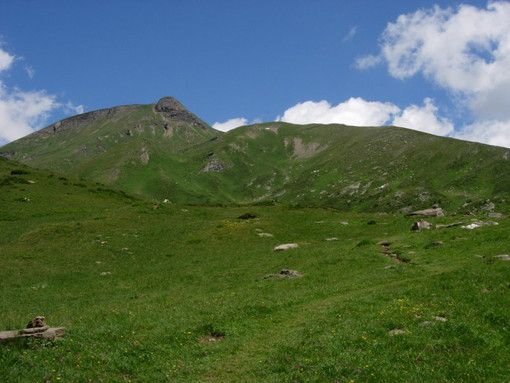 Le praterie del grande Est e il Corbernas col suo pinnacolo roccioso (foto di Mauro Carlesso)
