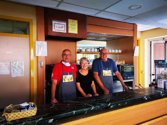 Silvana Lalicata con Pietro e Salvatore, volontari del Bar Girasole