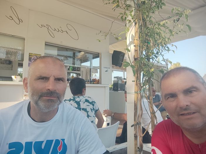 I fratelli Donini giunti a Vasto in bici da Luino dopo 820 chilometri di viaggio (foto da Facebook) I fratelli Donini giunti a Vasto in bici da Luino dopo 820 chilometri di viaggio (foto da Facebook)