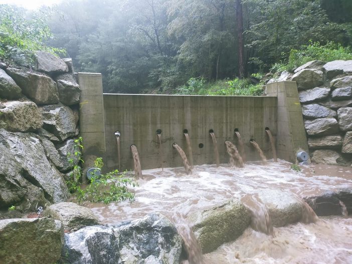 Nella foto in copertina il dispositivo anti-esondazione del Tinella entrato in funzione a Luvinate nel Parco Campo dei Fiori