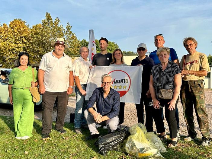 "Ripuliamo l'ambiente dall'inciviltà": conclusa l'iniziativa del M5S sul lago di Varese