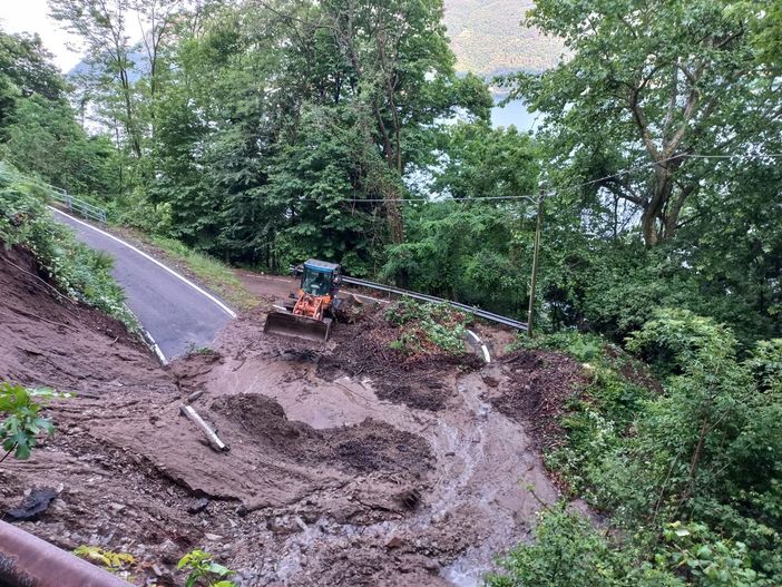 La frana caduta sulla strada a Maccagno che ha isolato la frazione di Orascio esattamente come due anni fa