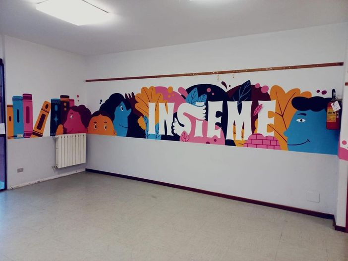 Il murales realizzato all'interno della scuola dagli alunni della primaria di Maccagno (foto da Facebook Impegno Civico"