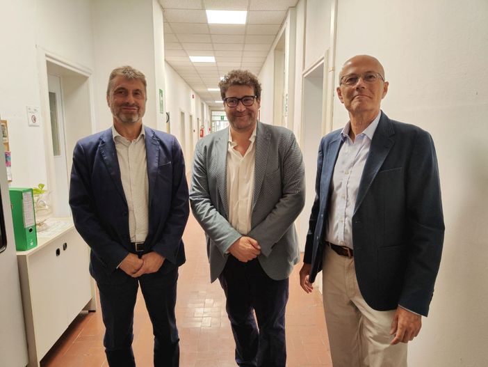 L'assessore regionale Maione inaugura a Varese le visite alle sedi Arpa: «Il lago balneabile è tra i più controllati al mondo»