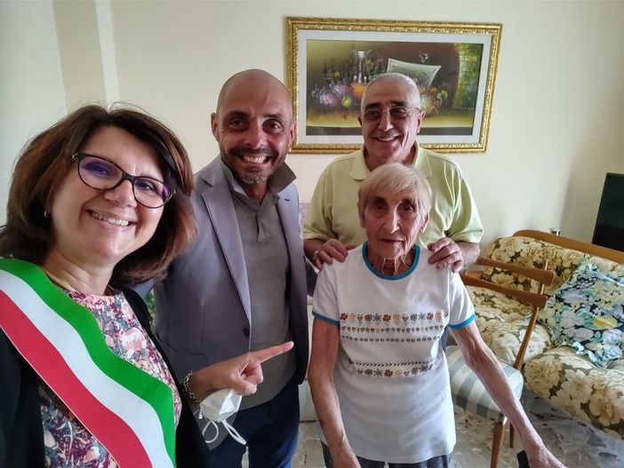 La festeggiata Santina Bonanno in una foto con i famigliari e la sindaca dalla pagina Facebook di Irene Bellifemine La festeggiata Santina Bonanno in una foto con i famigliari e la sindaca dalla pagina Facebook di Irene Bellifemine