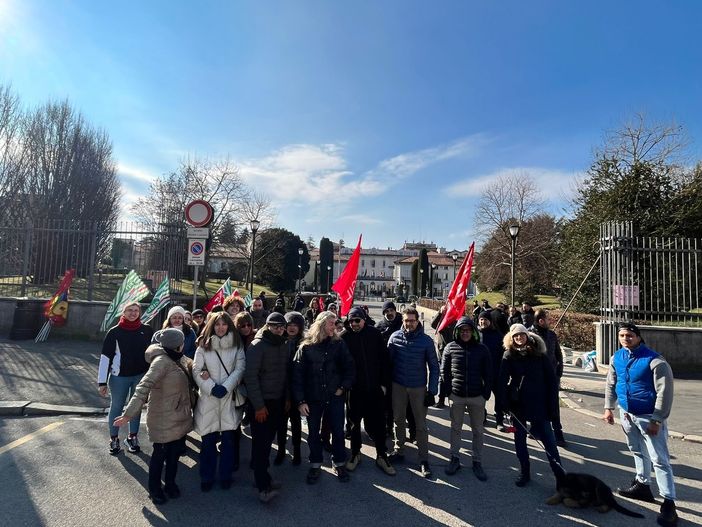 La protesta dei lavoratori di Malpensa fuori dalla Prefettura La protesta dei lavoratori di Malpensa fuori dalla Prefettura