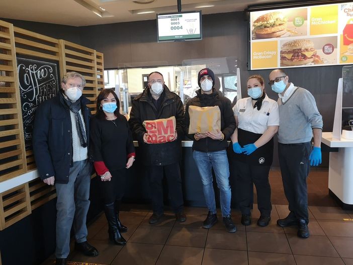 Il cuore dei McDonald's in provincia di Varese: donati 2.100 pasti a persone in difficoltà