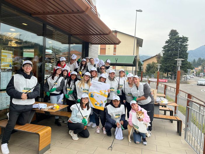 I McDonald’s varesini al lavoro per l’ambiente: 40 volontari per più di 140 chili di rifiuti raccolti I McDonald’s varesini al lavoro per l’ambiente: 40 volontari per più di 140 chili di rifiuti raccolti