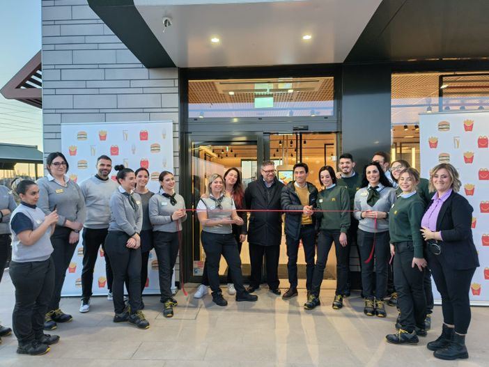 Solaro, inaugurato il nuovo McDonald's: dà lavoro a 32 persone Solaro, inaugurato il nuovo McDonald's: dà lavoro a 32 persone