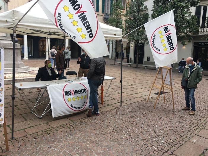 Il M5S varesino a Maroni: «Auguri per una pronta ripresa»