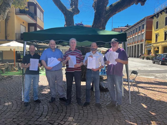 Movimento Alternativo in piazza per il centro sportivo "Le Betulle" di Luino