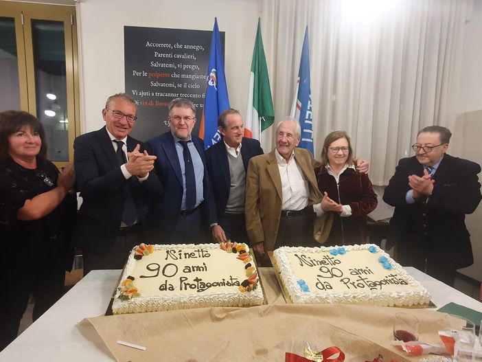 FOTO E VIDEO. Festa a sorpresa per i 90 anni di Ninetto Pellegatta: «Sei un cittadino importante per Busto e un padre della destra in provincia» FOTO E VIDEO. Festa a sorpresa per i 90 anni di Ninetto Pellegatta: «Sei un cittadino importante per Busto e un padre della destra in provincia»