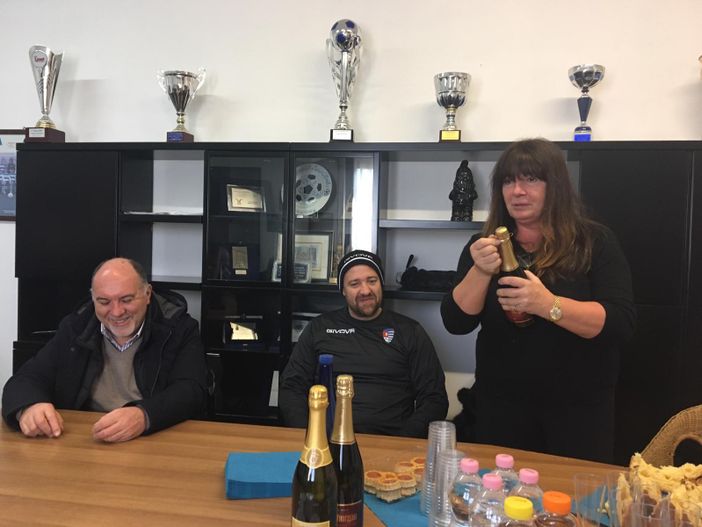 VIDEO. Il brindisi della Pro Patria. E di un uomo vero come mister Javorcic: «Auguro a tutti di essere persone migliori»