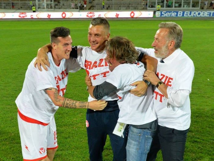 Il 13 giugno 2014 il Varese conquista una clamorosa salvezza in serie B vincendo i playout con il Novara: Cristiano con il Betti, Max Vaccalluzzo e Pietro Frontini in festa in mezzo al prato del Franco Ossola (foto Ezio Macchi) Il 13 giugno 2014 il Varese conquista una clamorosa salvezza in serie B vincendo i playout con il Novara: Cristiano con il Betti, Max Vaccalluzzo e Pietro Frontini in festa in mezzo al prato del Franco Ossola (foto Ezio Macchi)