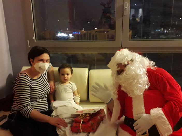 FOTO. La notte magica della Pediatria al Del Ponte: Babbo Natale porta i doni ai bimbi