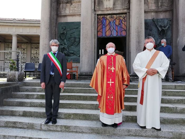 Il San Vittore "senza popolo" del prevosto di Varese: «Rendiamo omaggio ai tanti che in questi mesi sono morti spesso senza un saluto o una carezza» Il San Vittore "senza popolo" del prevosto di Varese: «Rendiamo omaggio ai tanti che in questi mesi sono morti spesso senza un saluto o una carezza»
