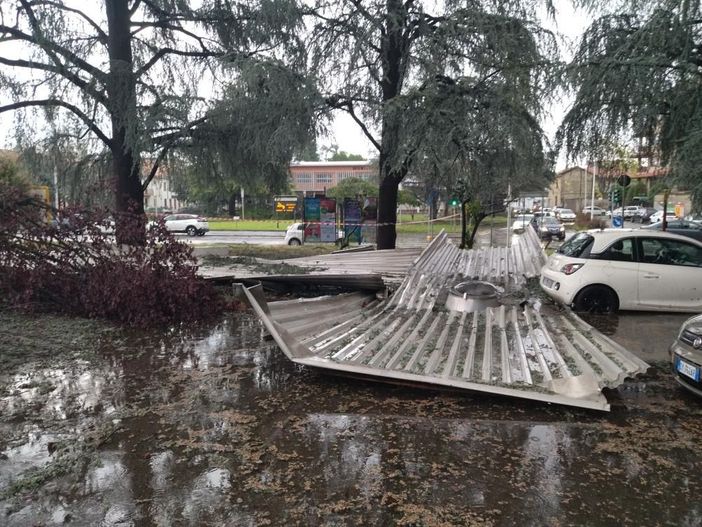 Danni e tettoie volate a terra a Parabiago (foto Ezio Conti via NaturalMeteo). Sotto nella gallery auto investite dal crollo di un gigantesco ramo a Saronno (foto da IlSaronno.it), due immagini degli interventi dei vigili del fuoco in provincia e la parte di tetto del centro commerciale "Il Centro" crollata