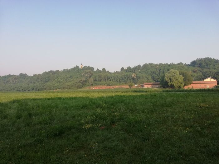 Uno splendido scatto dalla pagina Facebook "Piane Viscontee del Varesotto". In galleria, la cappella del San Gaetano e il pensiero della piccola Giulia