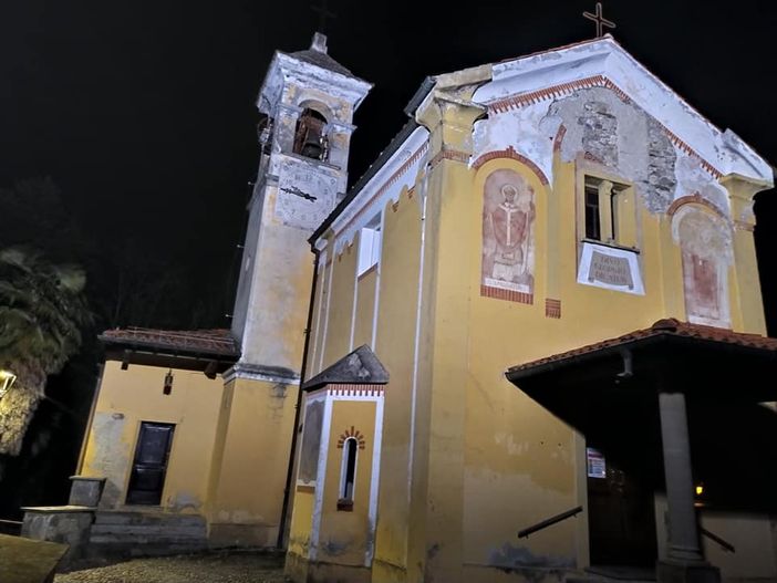 Stop a vandalismi e più sicurezza: illuminata la chiesa di Muceno a Porto Valtravaglia