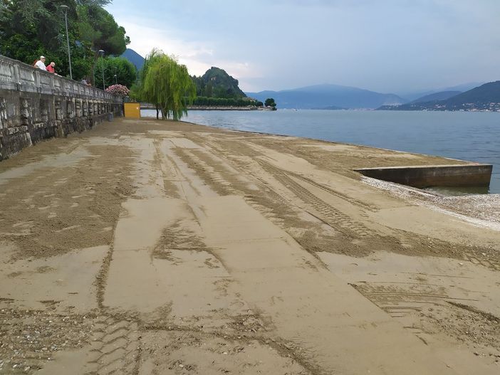 La spiaggia del lido di Porto Valtravaglia si fa più bella per cittadini e turisti La spiaggia del lido di Porto Valtravaglia si fa più bella per cittadini e turisti