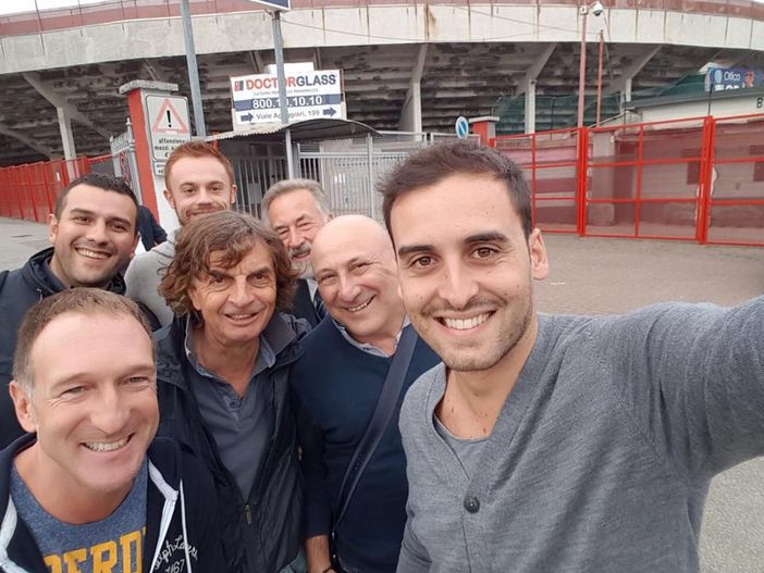 Silvio Papini circondato dagli amici fuori dal Franco Ossola: questa è l'immagine che noi dedichiamo al "Papo" per i suoi 70 anni Silvio Papini circondato dagli amici fuori dal Franco Ossola: questa è l'immagine che noi dedichiamo al "Papo" per i suoi 70 anni