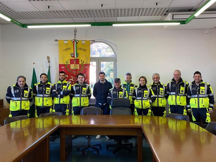 Il sindaco Matteo Marchesi con i volontari della Protezione Civile di Sangiano