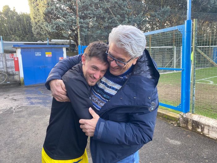Il bellissimo abbraccio finale tra gli amici Denni Scapinello e Fabio Vanetti, papà del capitano dei Mastini dell'hockey Andrea e ieri spettatore al Chinetti