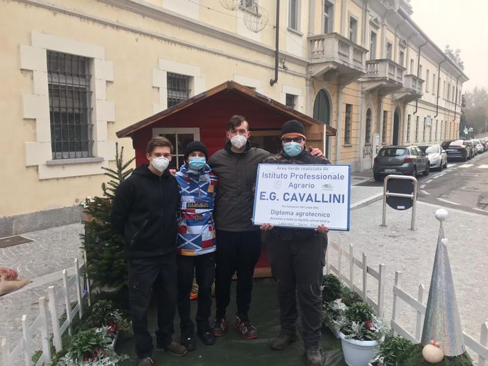 Degli aiutanti speciali per il Babbo Natale di Sesto Calende: gli studenti dell'istituto Cavallini Degli aiutanti speciali per il Babbo Natale di Sesto Calende: gli studenti dell'istituto Cavallini