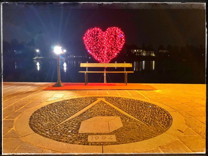 Il cuore rosso di San Valentino sul lungofiume di Sesto Calende