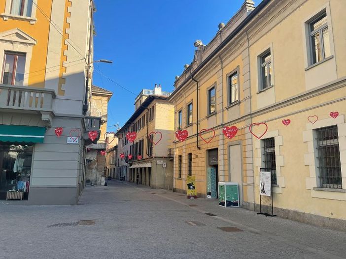 I cuori rossi simbolo di San Valentino disseminati per le strade di Sesto Calende