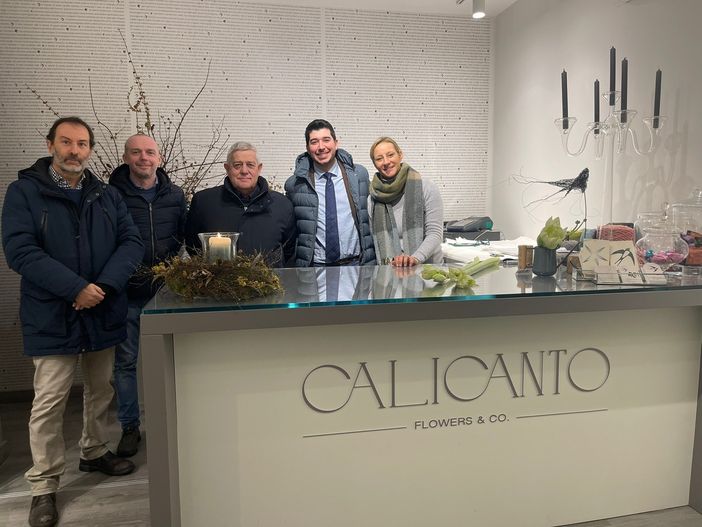 La visita dei commercianti e del vicesindaco al nuovo negozio Calicanto